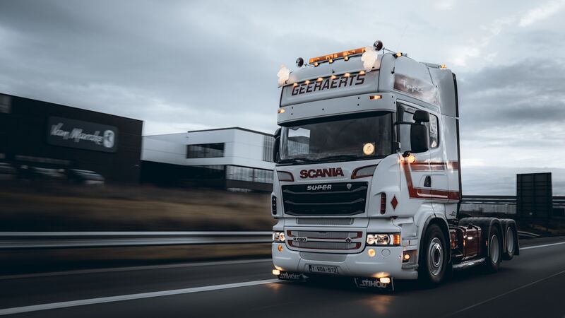 Camion de transport routier sur autoroute